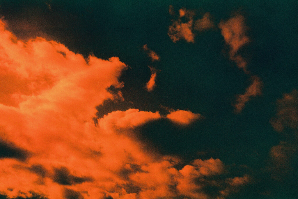 Himmel auf Harman Red