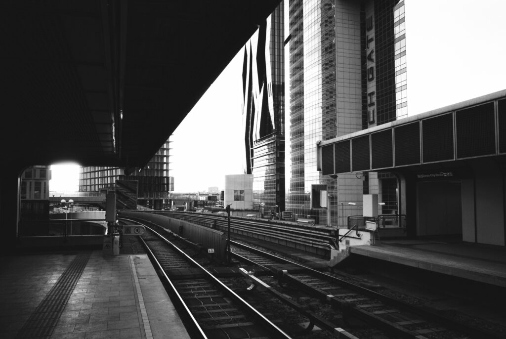 U1 Richtung Oberlaa Wien / Leica Monopan 50