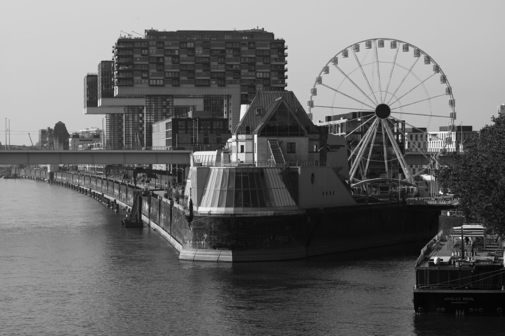 Kranhäuser, Schokoladen Museum & Riesenrad mit Leica Tele-Elmar fotografiert