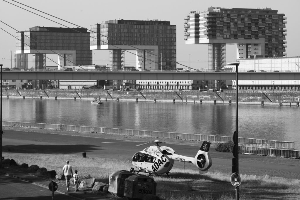 Helikopter landet an Deutzer Werft, Kranhäuser im Hintergrund