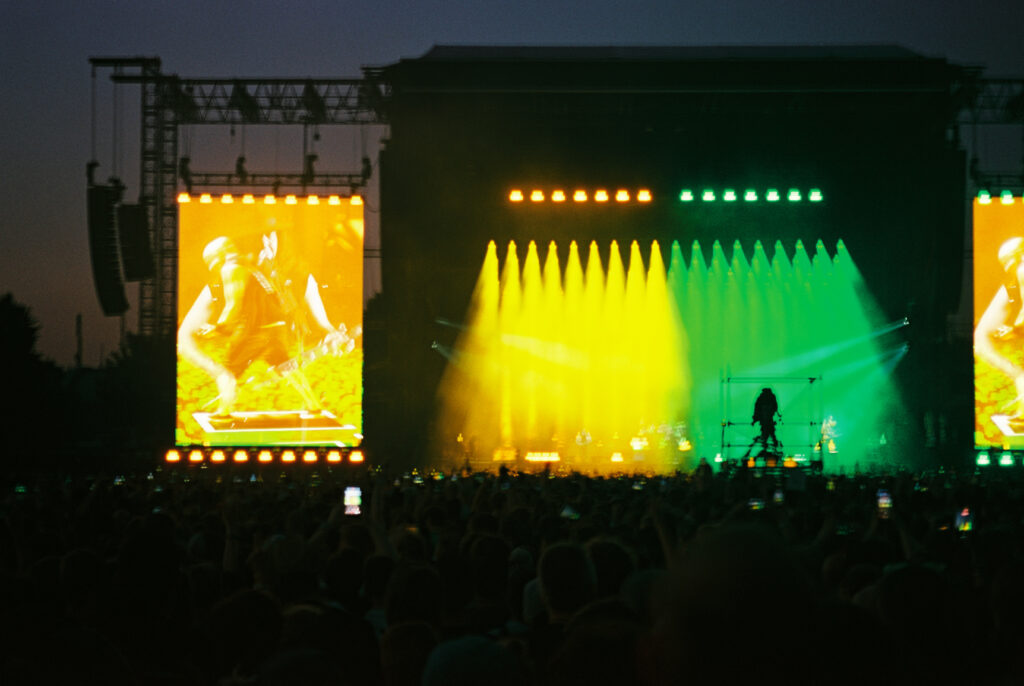 SOAD bei Nacht auf Santa Color 100
