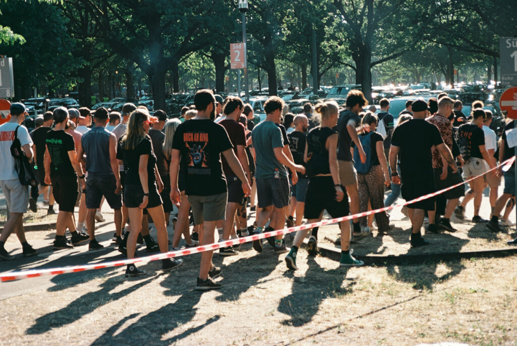 Wartebereich vor dem Open Air Park Düsseldorf